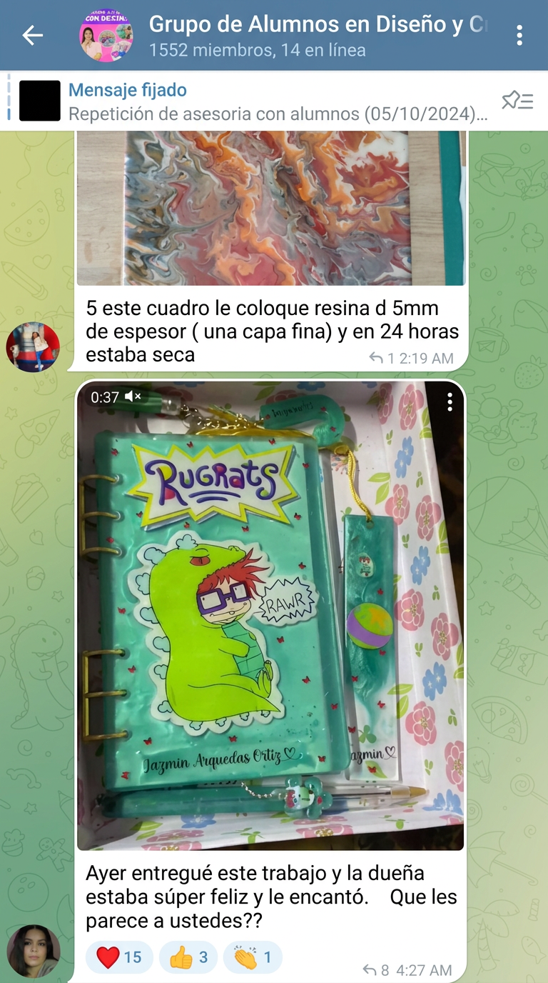 Alumnas mostrando cuadros y agendas hechos con resina
